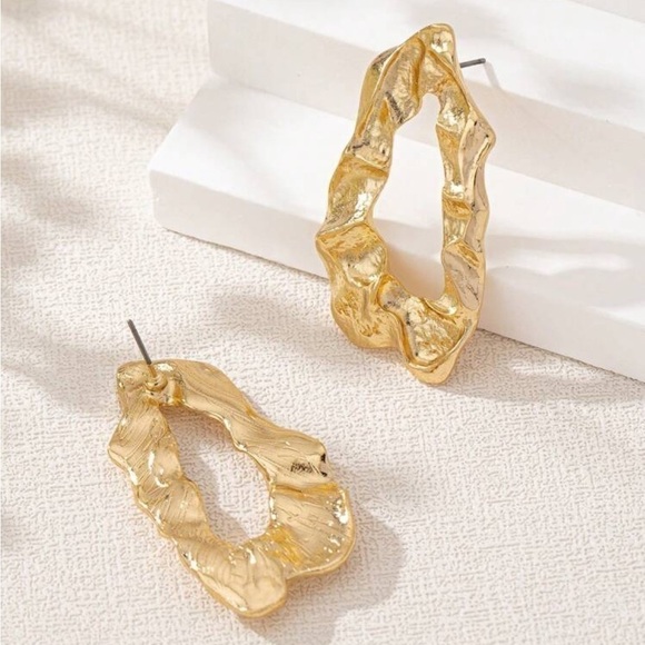 gold circle elegant statement earrings - Picture 4 of 4